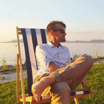 nyugagy_kek_feher_csikos